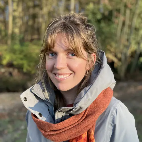 Portrait von Maike Brinkmann vor Bäumen