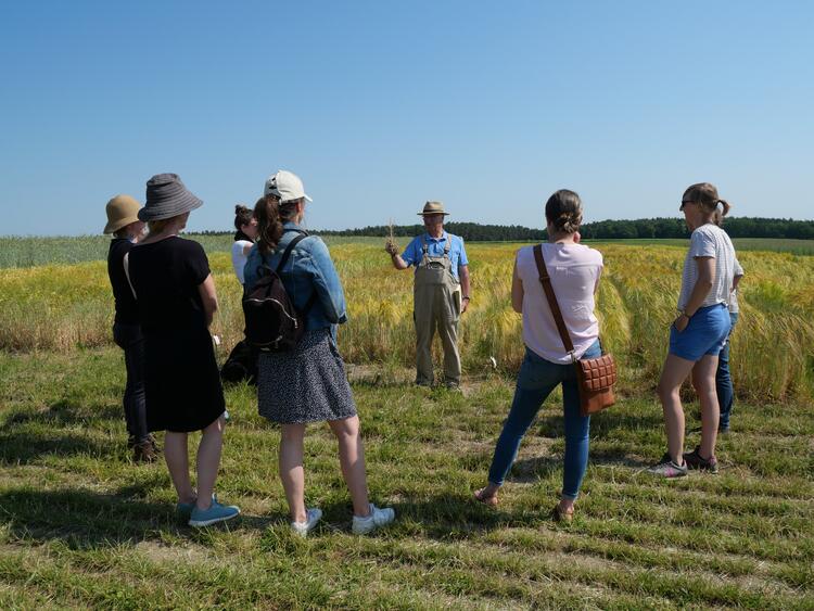 Eine Gruppe von Menschen auf einem Feld
