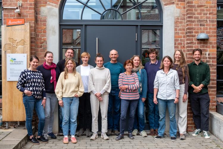 Teamfoto der Bäuerlichen Gesellschaft vor dem Büro
