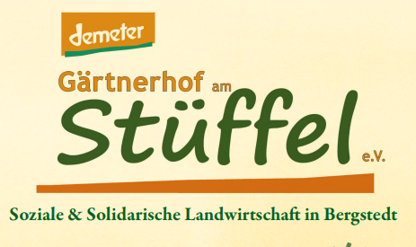 Logo Gärtnerhof am Stüffel. Schrift auf orangenem Grund