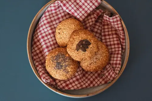 Haferbrötchen auf einem Handtuch in einer Brotschale